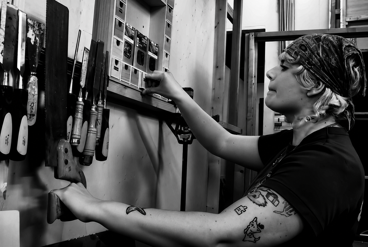 Camille devant son mur d'outils