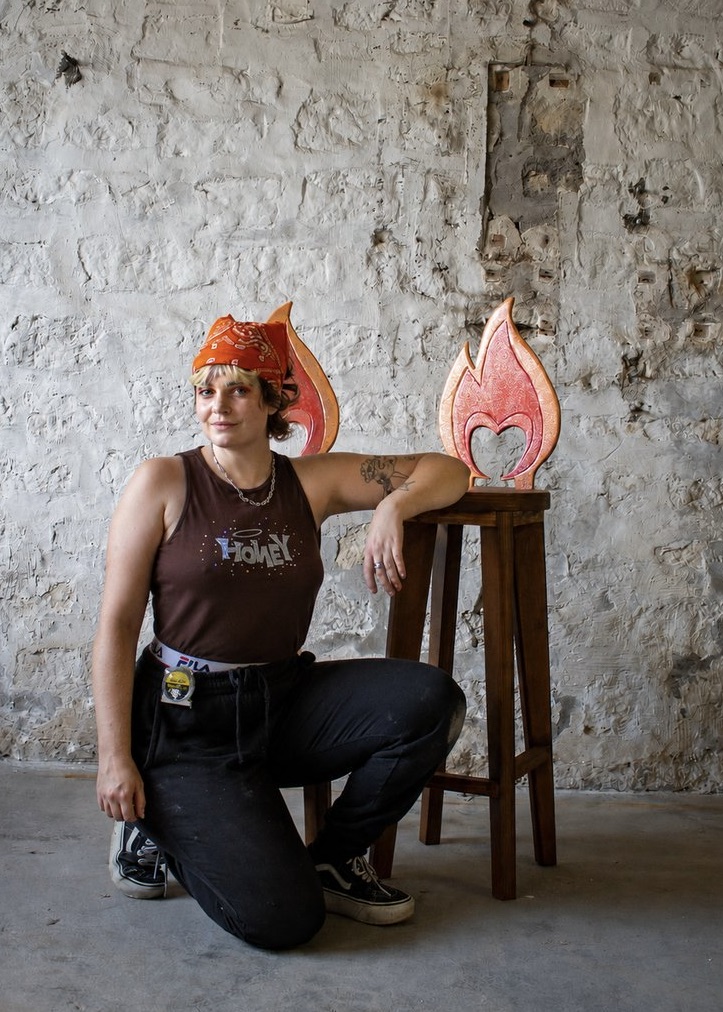 Camille dans son atelier avec ses tabourets flammes